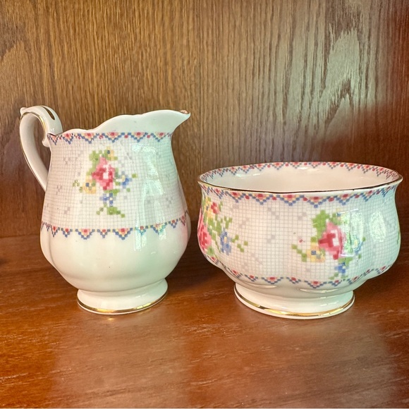 Royal Albert bone china cream and sugar. Petit point pattern, vintage. - Picture 1 of 5